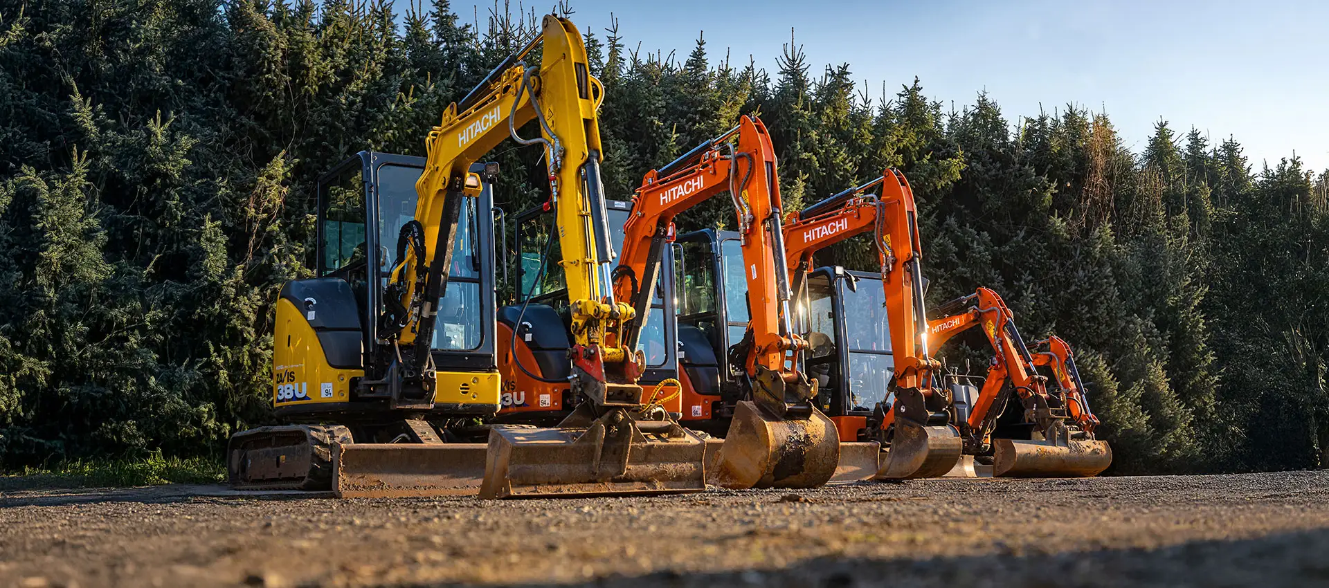 Mehrere Schaufelbagger im Freien